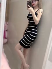 粉嫩苗条小妹